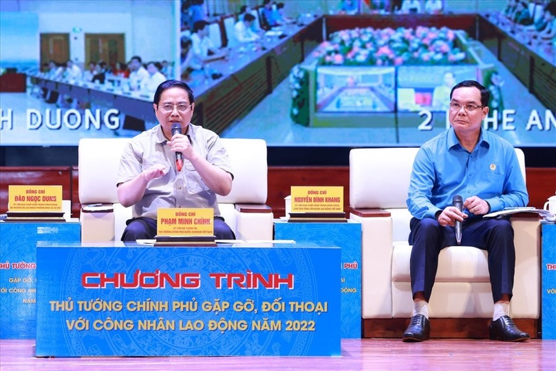 Thủ tướng Chính phủ Phạm Minh Chính trao đổi tại buổi đối thoại. Ảnh: Lao động