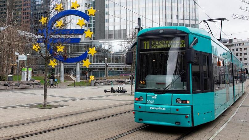 Xe điện chạy tại thành phố Frankfurt, miền tây nước Đức - Ảnh AFP