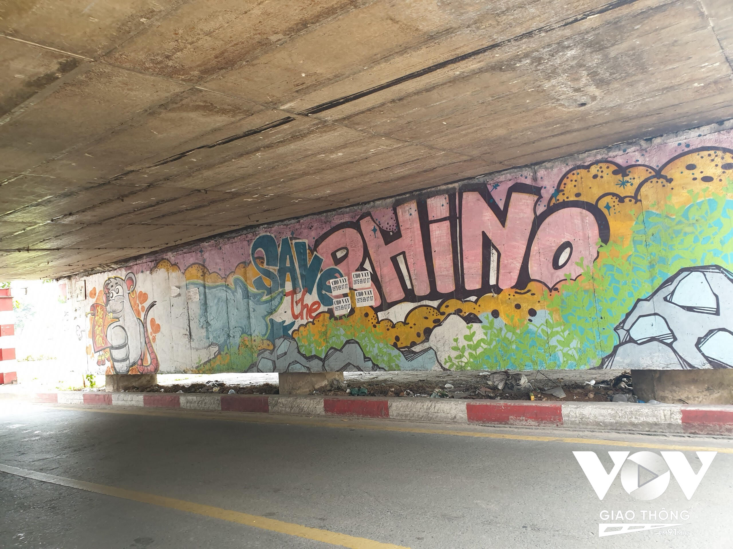Không chỉ ở Depot Long Bình, ghi nhận nhận tại TP.HCM, các công trình công cộng, các bức tường trên nhiều đường phố bị bôi bẩn, vẽ bậy.