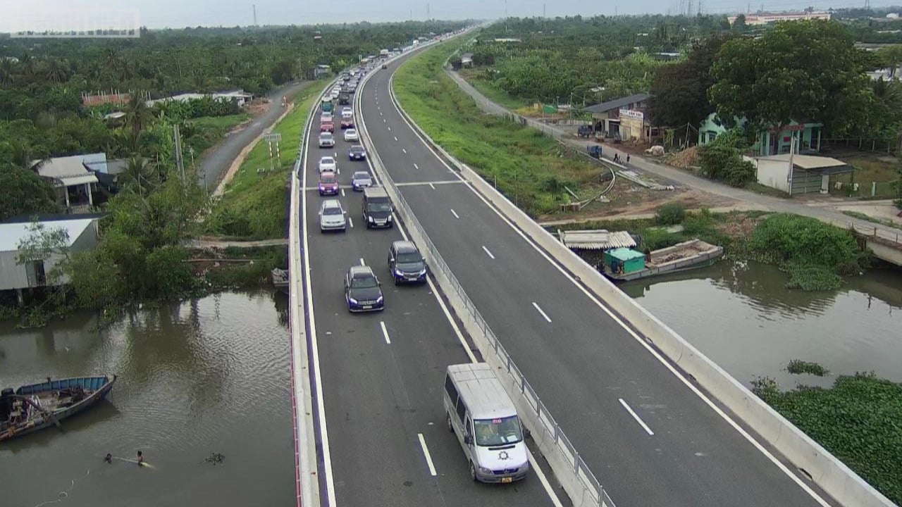 Các phương tiện di chuyển trên cao tốc Trung Lương - Mỹ Thuận. Ảnh: Bắc Bình/Thanh niên