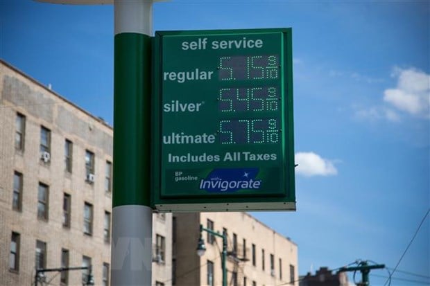 Giá xăng niêm yết tại trạm xăng ở New York, Mỹ, ngày 10/6/2022. (Ảnh: THX/TTXVN)