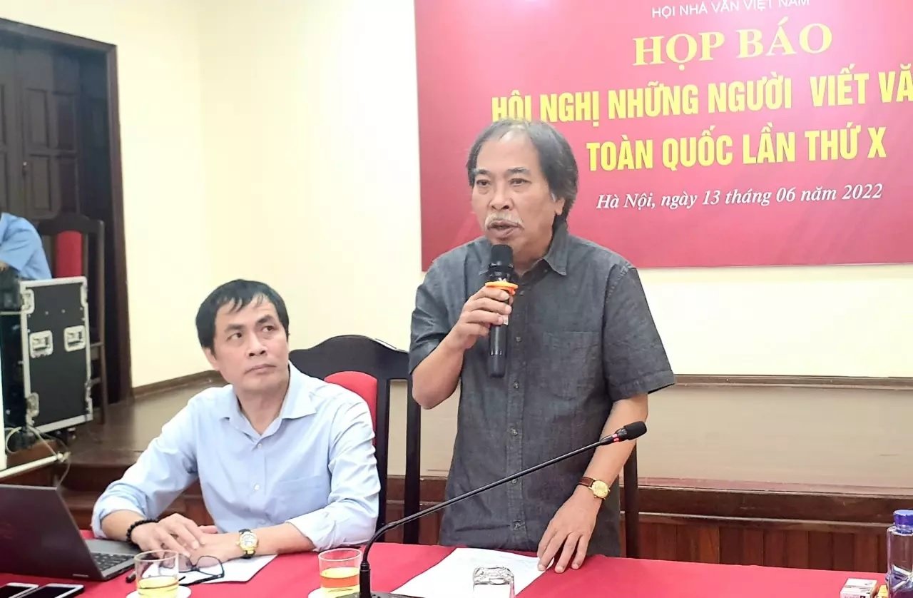 Nhà thơ Nguyễn Quang Thiều phát biểu tại buổi họp báo.