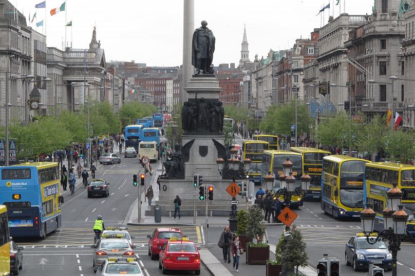 Con phố O'Connell ở Ireland đông xe buýt vào giờ cao điểm - Ảnh AP