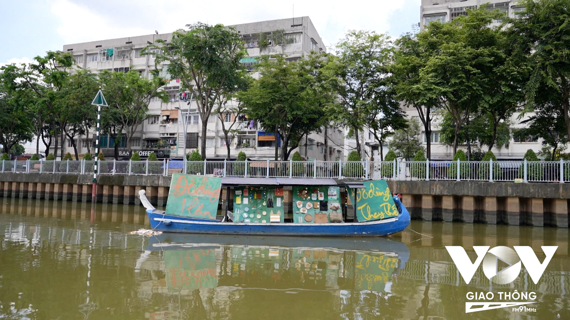 Các con thuyền được trang trí bởi các sản phẩm tái chế