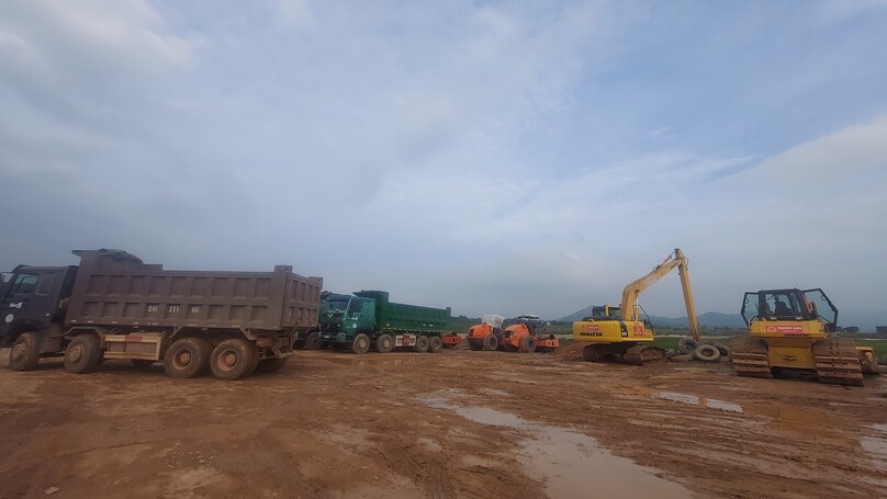 Hàng loạt máy móc ngừng thi công do các đơn vị vận chuyển vật liệu dừng cung cấp, đòi tăng giá, tại gói thầu XL02 Dự án QL45-Nghi Sơn.