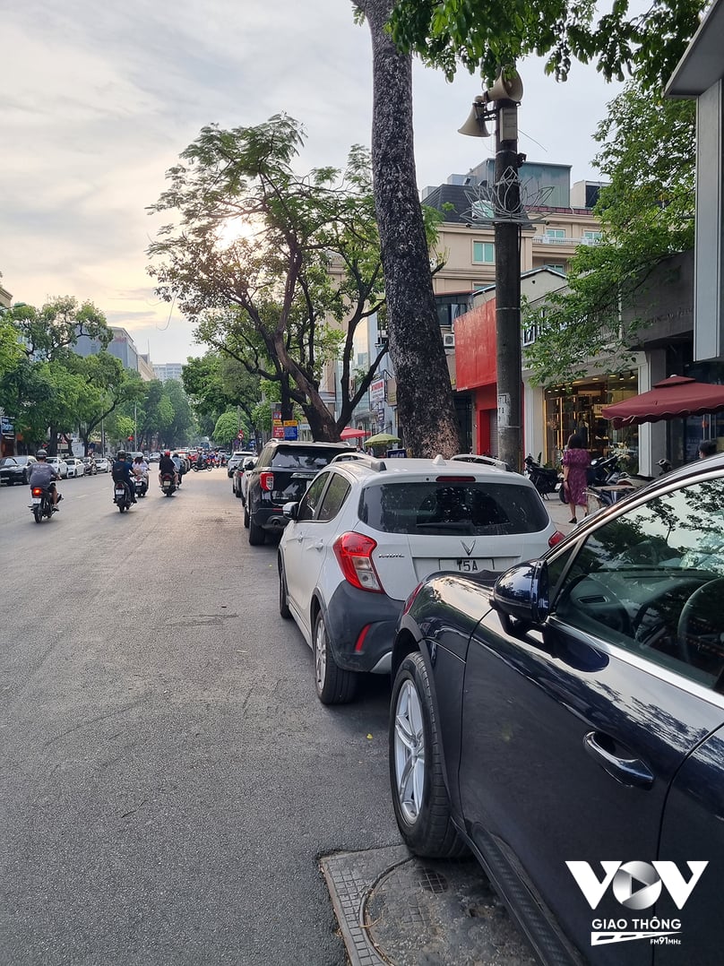 Ô tô dừng đỗ, cản trở xe buýt ra vào điểm dừng là tình trạng phổ biến ở Hà Nội