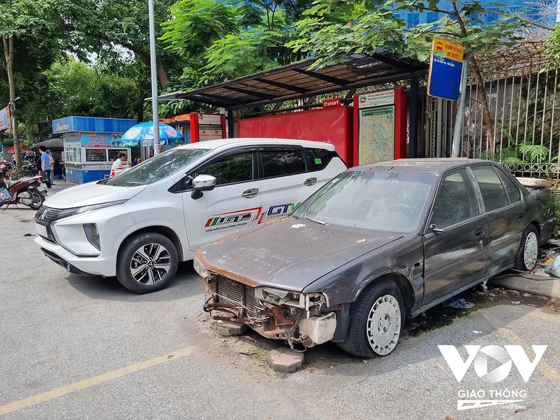 Ô tô vây kín nhà chờ xe buýt trên đường Trần Đại Nghĩa