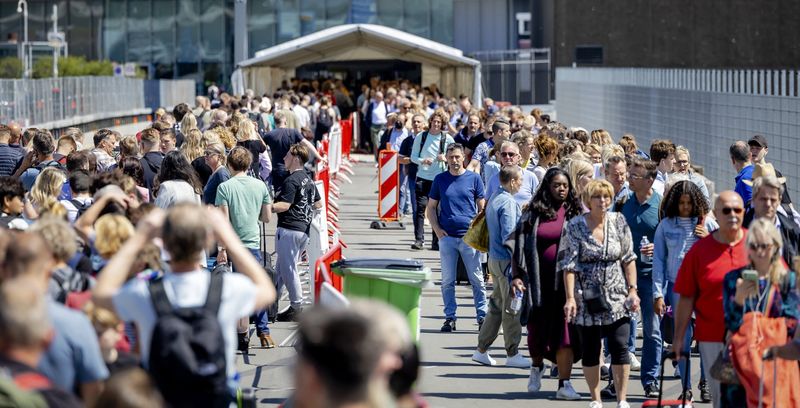 Hành khách xếp hàng đợi bên ngoài sân bay Schiphol ở Amsterdam vào ngày 3/6. Ảnh: Robin van Lonkhuijsen/ANP/AFP/Getty Images