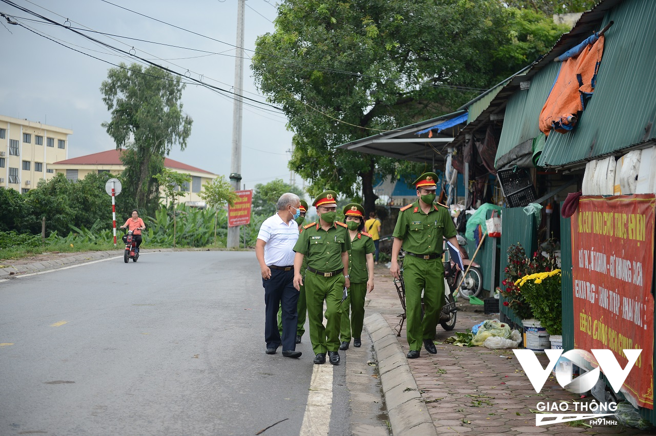 Lực lượng Cảnh sát PCCC&CNCH Công an huyện Gia Lâm kiểm tra công tác đảm bảo an toàn PCCC tại chợ Yên Thường (xã Yên Thường, Gia Lâm)