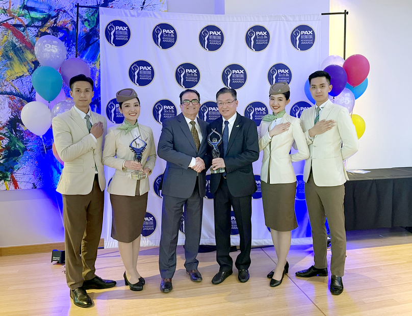 Ông Trương Phương Thành, Phó Tổng giám đốc Bamboo Airways nhận giải thưởng tại lễ trao giải PAX Awards 2022