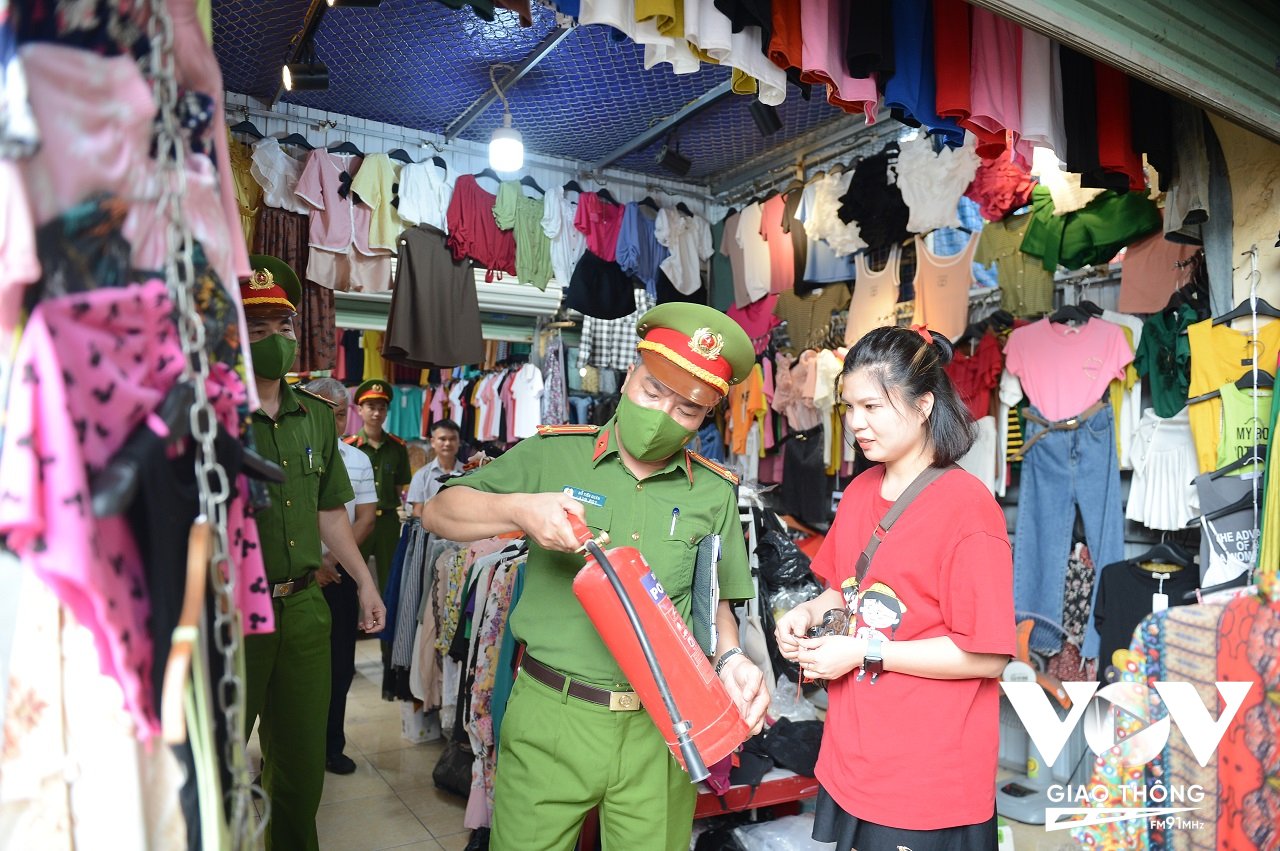 Cảnh sát PCCC&CNCH hướng dẫn các tiểu thương tại chợ Yên Thường (Gia Lâm) sử dụng bình chữa cháy xách tay