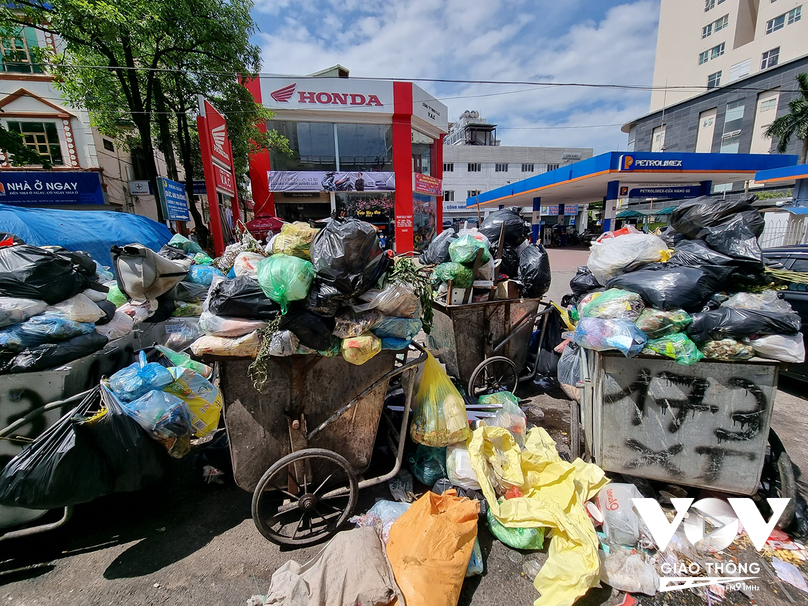 Theo một số công nhân vệ sinh môi trường, nguyên nhân dẫn đến rác thải bị ùn ứ, chưa thể vận chuyển là do khu xử lý chất thải Nam Sơn đang quá tải. Trước đó, khu vực này cũng từng bị ùn ứ rác thải nhiều ngày gây bức xúc cho người dân.