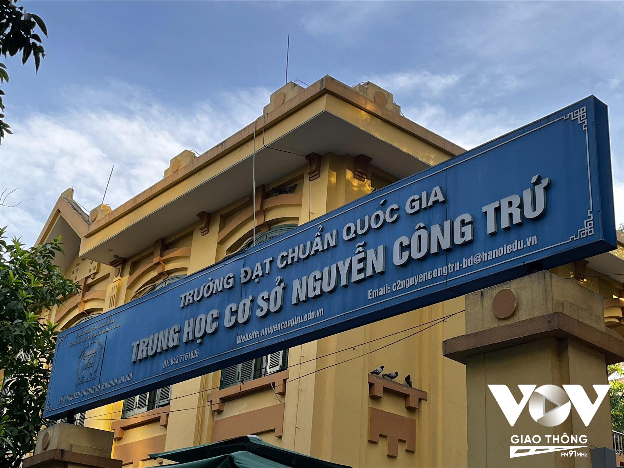 Ghi nhận tại cổng trường THCS Nguyễn Công Trứ - cũng là 1 trường đạt chuẩn quốc gia nên sức nóng cũng không hề kém cạnh các trường khác (Ảnh: Quang Hùng)