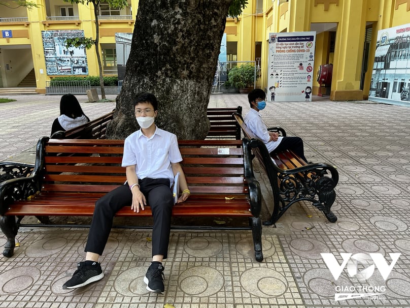 Những thí sinh lộ rõ gương mặt mệt mỏi, thất thần trước giờ thi môn Văn sáng ngày 18/6 tại địa điêm thi trường THCS Nguyễn Công Trứ, Ba Đình, Hà Nội