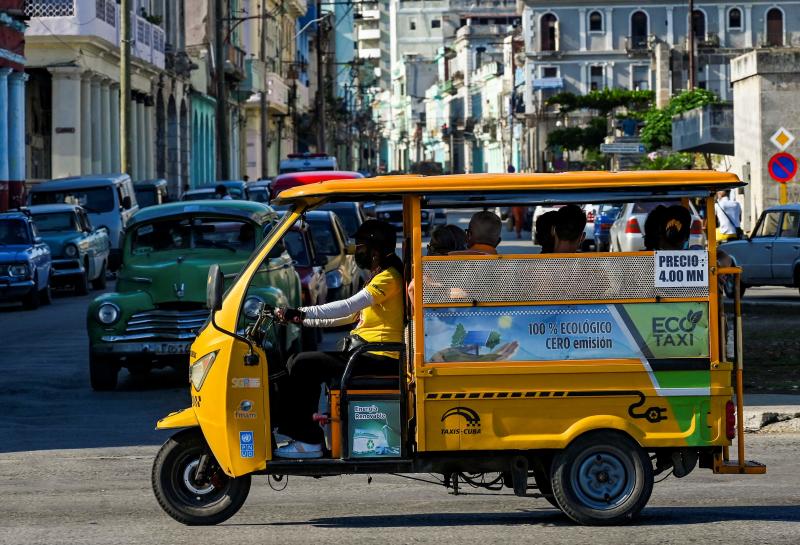 Xe 3 bánh chạy điện ở đường phố Havana, ghi nhận ngày 25/5/2022 (Ảnh: AFP)