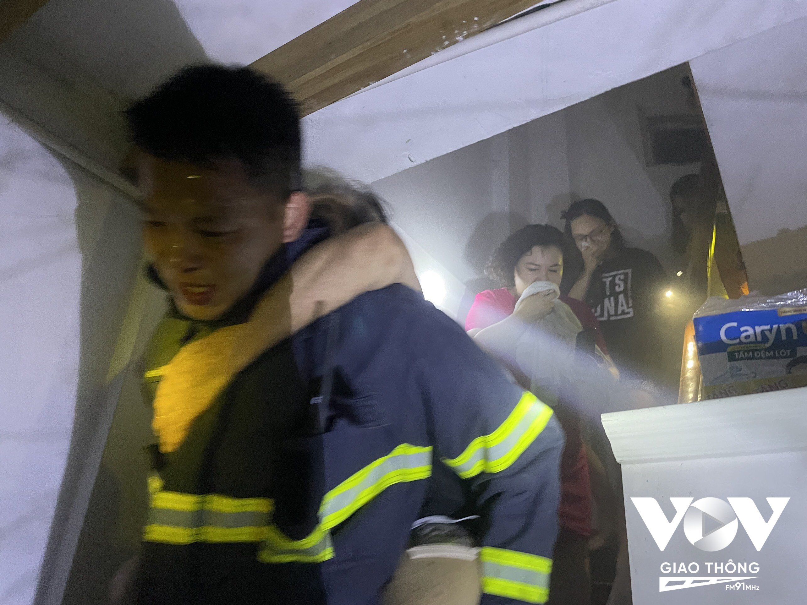 Lực lượng PCCC triển khai hướng dẫn và đưa 6 người dân trong gia đình bị mắc kẹt tại tầng thường thoát ra ngoài an toàn