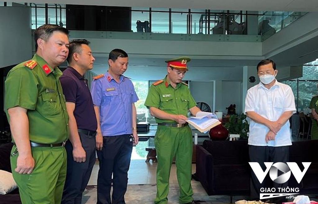 Cơ quan điều tra Công an tỉnh Đồng Nai thi hành lệnh bắt tạm giam đối với ông Quách Văn Đức (áo trắng bên phải)