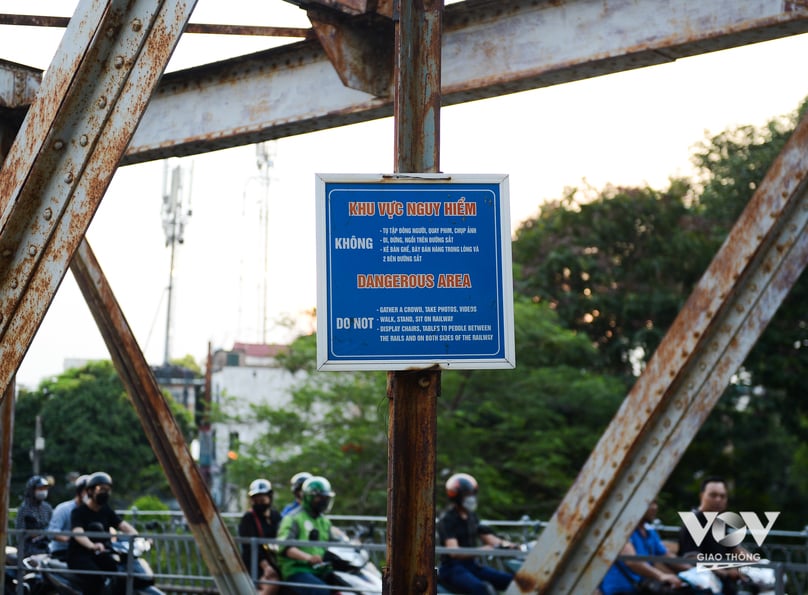 Các biển cảnh báo bằng Tiếng Việt và Ngoại Ngữ được treo trên cầu. Cầu Long Biên đã nhiều được sửa chữa và hiện nay cây cầu này cũng đang trong quá trình sửa chữa. Được biết, lần đại tu gần đây nhất là vào năm 2015.
