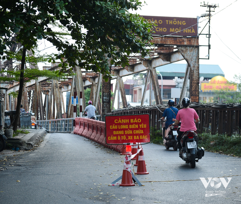 Theo đơn vị quản lý cầu - Công ty CP Đường sắt Hà Hải, việc lắp dải phân cách ngay từ đầu cầu cũng giúp cho lưu lượng xe máy qua cầu mỗi thời điểm được giảm hơn, tránh ùn tắc cục bộ trên cầu.