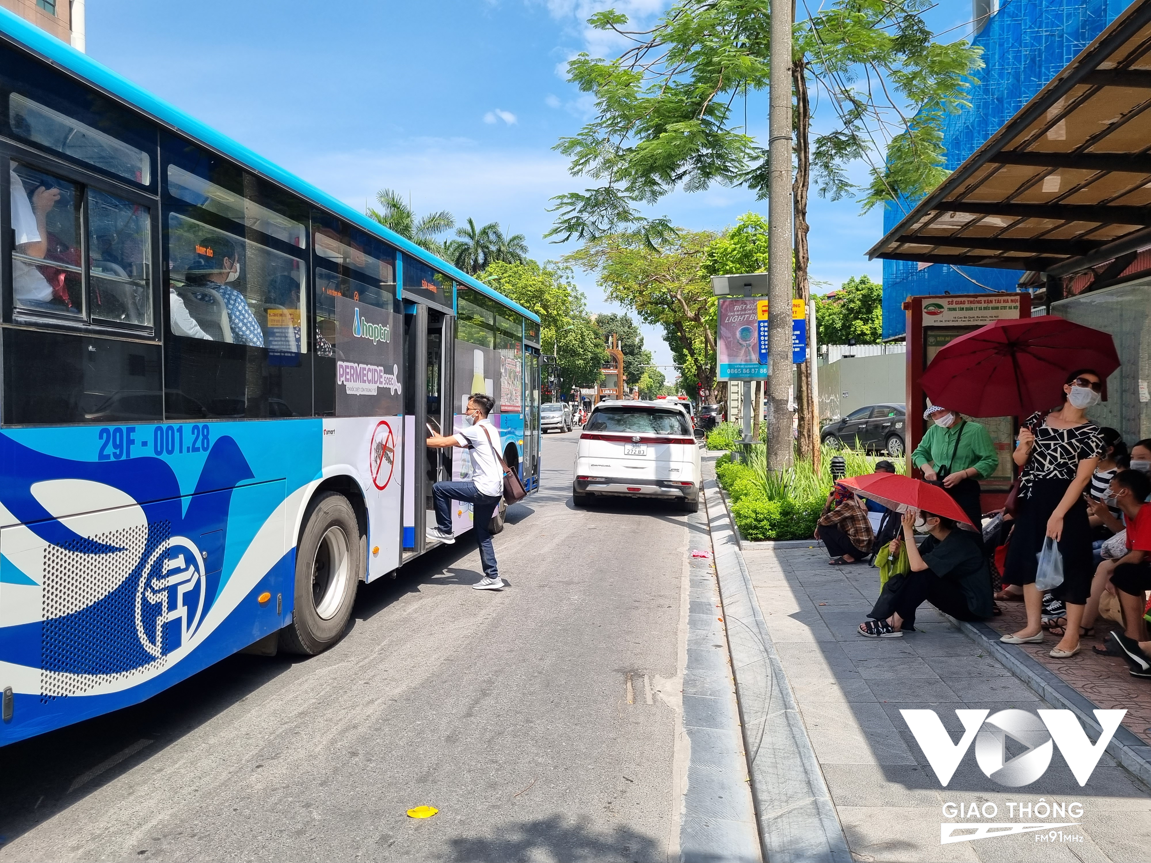 Hành khách phải xuống lòng đường bắt xe khi ô tô cá nhân dừng đỗ, cản trở xe buýt ra vào bến.