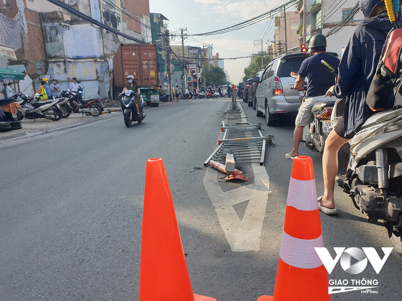 Khi phương tiện chạy đến gần giao lộ Cách Mạng Tháng 8 - Phạm Văn Hai (quận Tân Bình) thì lao qua trái, tông hàng loạt dải phân cách bằng sắt giữa đường.