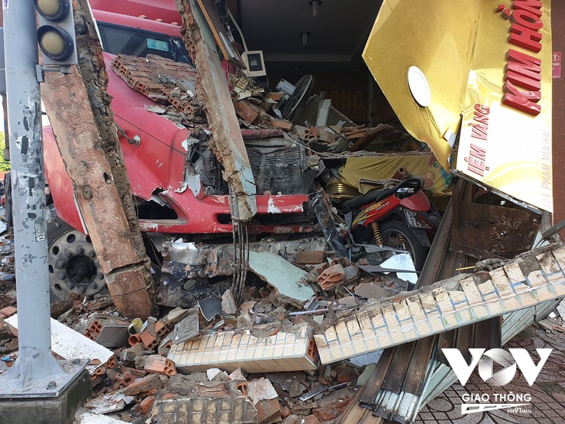 Vụ tai nạn làm tiệm vàng bị hư hại nặng, tường bê tông đổ sập, nhiều tài sản bên trong tiệm ngổn ngang.