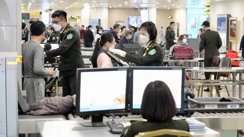 Nhân viên an ninh kiểm tra soi chiếu trước khi hành khách lên máy bay