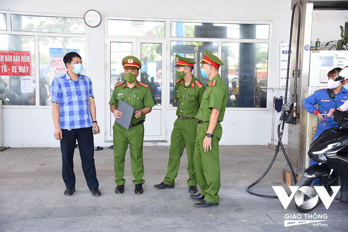 Đội Cảnh sát PCCC&CNCH Công an quận Bắc Từ Liêm (Hà Nội) tuyên truyền công tác đảm bảo an toàn PCCC tại các cơ sở kinh doanh xăng, dầu