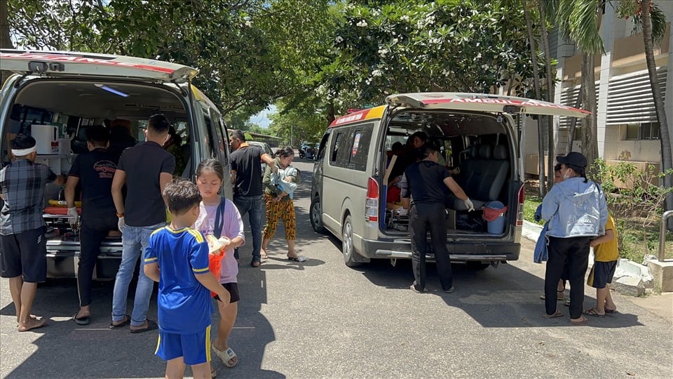 Những người bị thương đã được đưa tới Bệnh viện đa khoa tỉnh Bình Thuận để kiểm tra, chăm sóc. Ảnh: DT/Lao động