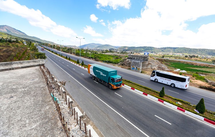 Tuyến đường cao tốc Dầu Giây - Liên Khương có vai trò, ý nghĩa quan trọng trong việc phát triển kinh tế - xã hội, quốc phòng, an ninh đối với tỉnh Lâm Đồng và khu vực Tây Nguyên (Ảnh: Lao Động)