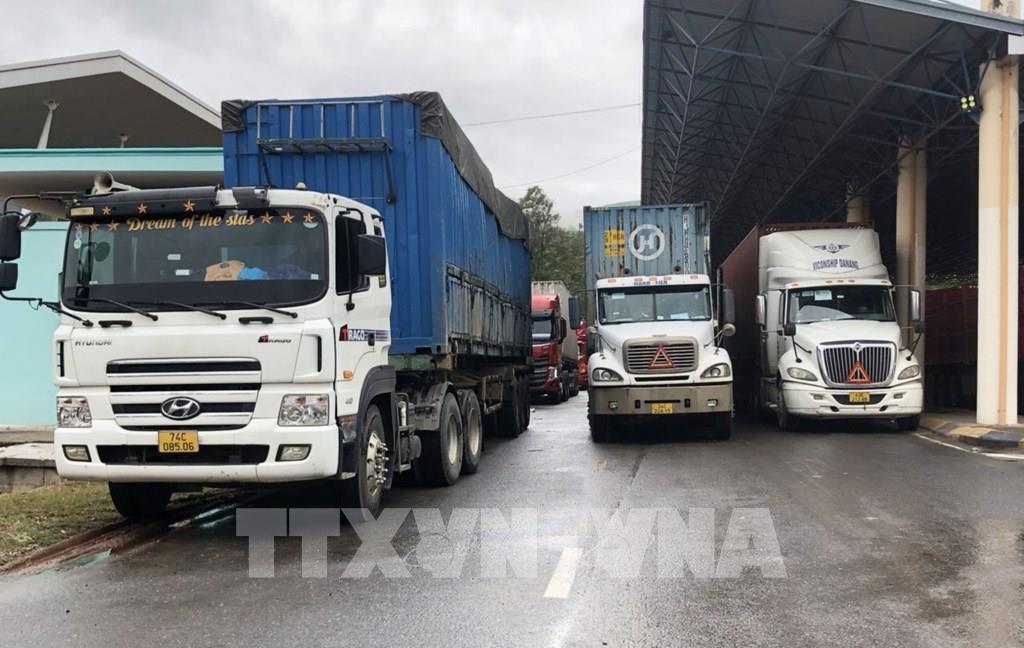 Các phương tiện vận tải hàng hóa tại Cửa khẩu Quốc tế Lao Bảo. Ảnh: Thanh Thủy-TTXVN