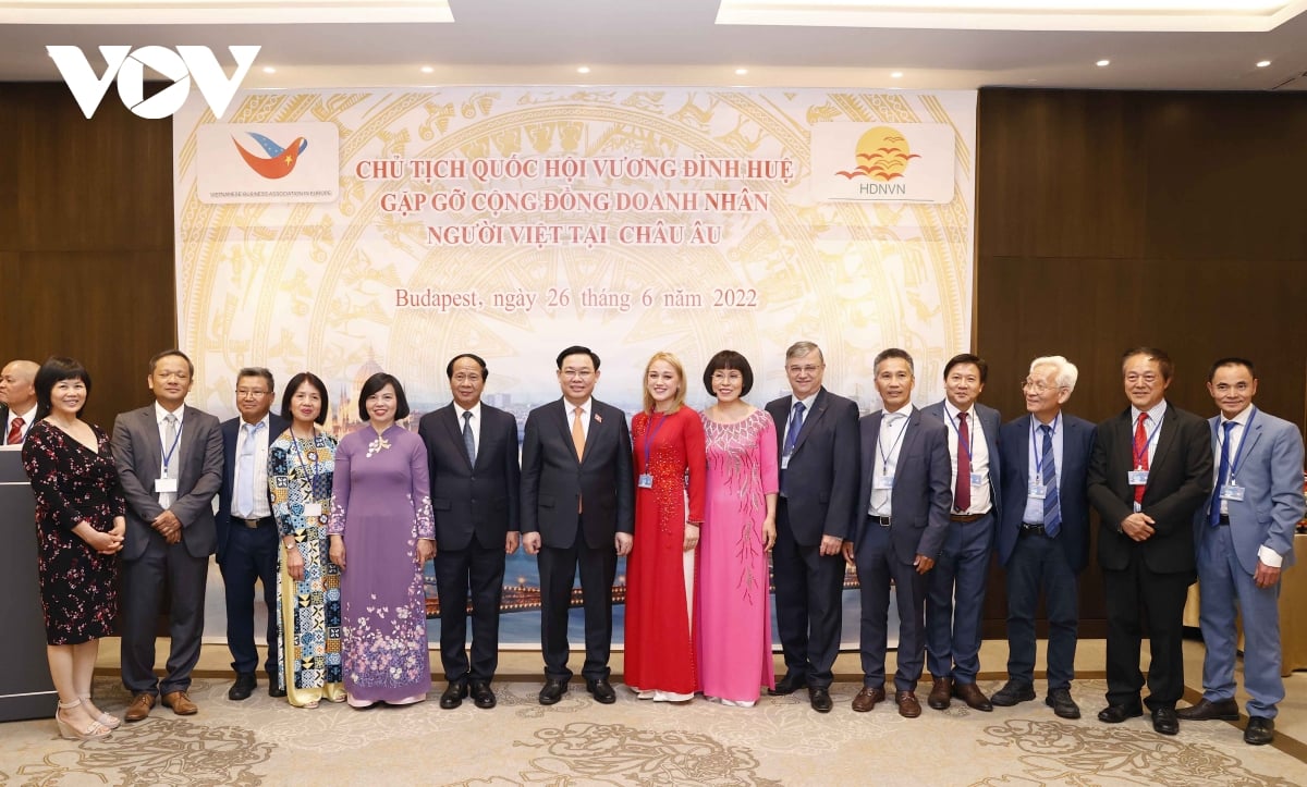 Chủ tịch Quốc hội Vương Đình Huệ, Phó Thủ tướng Lê Văn Thành cùng các thành viên trong cộng đồng doanh nhân người Việt tại châu Âu.