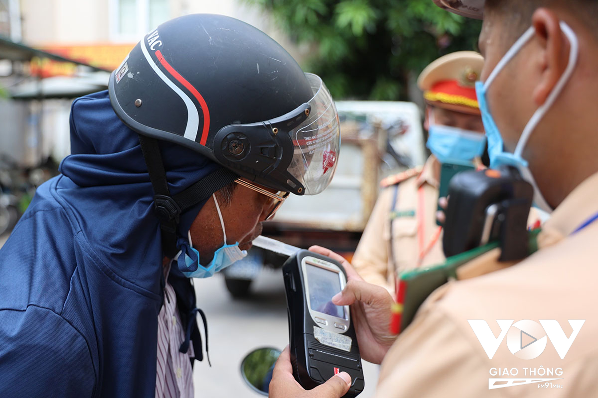 Đây là trường hợp lái xe N.T.Đ trú tại Hà Nội bị CSGT kiểm tra khi điều khiển xe gắn máy tham gia giao thông và trong người có nồng độ cồn. Theo kết quả kiểm tra, nồng độ cồn đo được đối với anh L. là 0,436mg/lít khí thở, vượt khung xử phạt nồng độ cồn đối với xe máy.