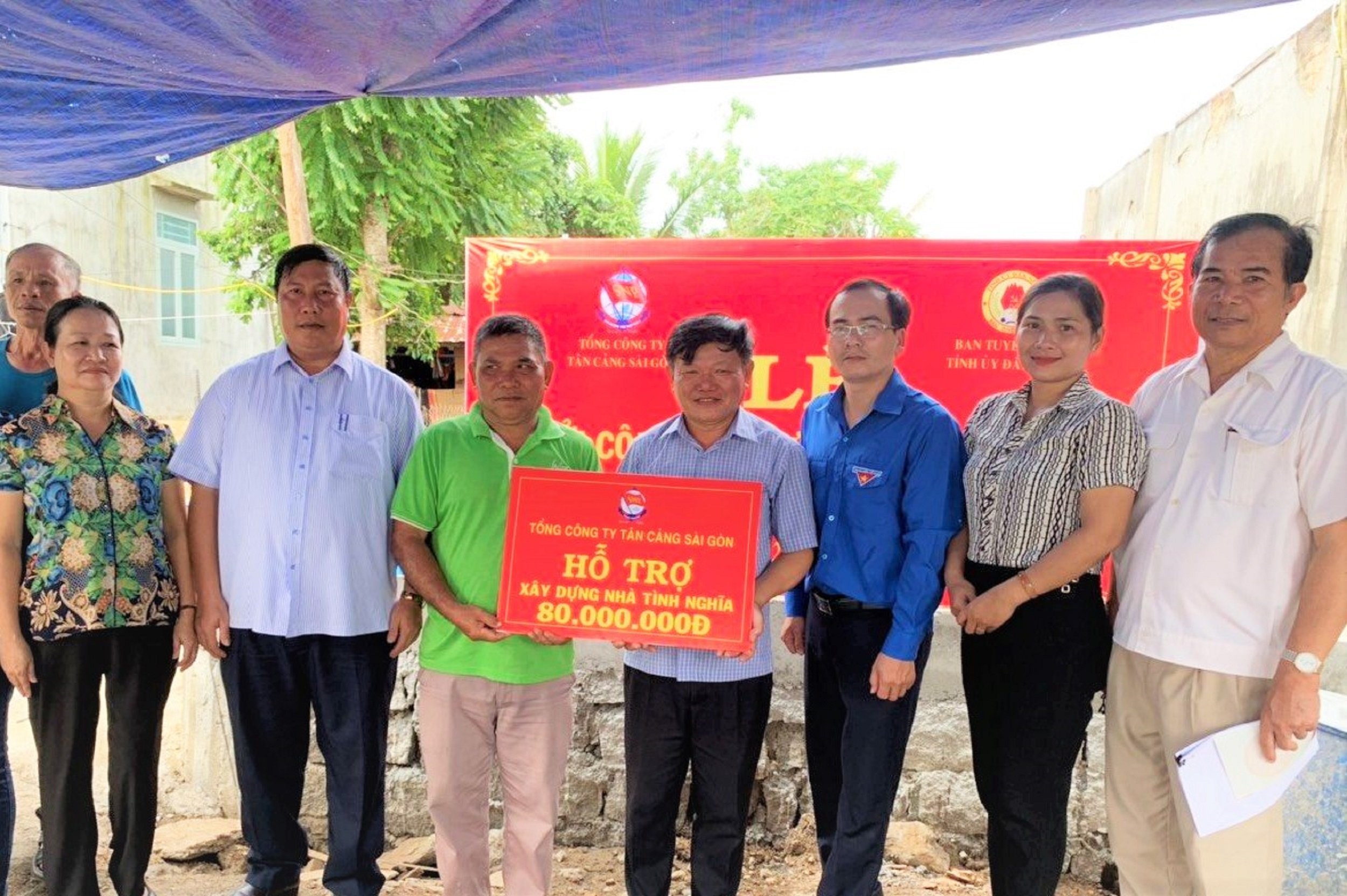 Lãnh đạo Ban Tuyên giáo tỉnh ủy Đắk Nông trao bảng tượng trưng kinh phí hỗ trợ gia đình ông Y Juắt BKrông