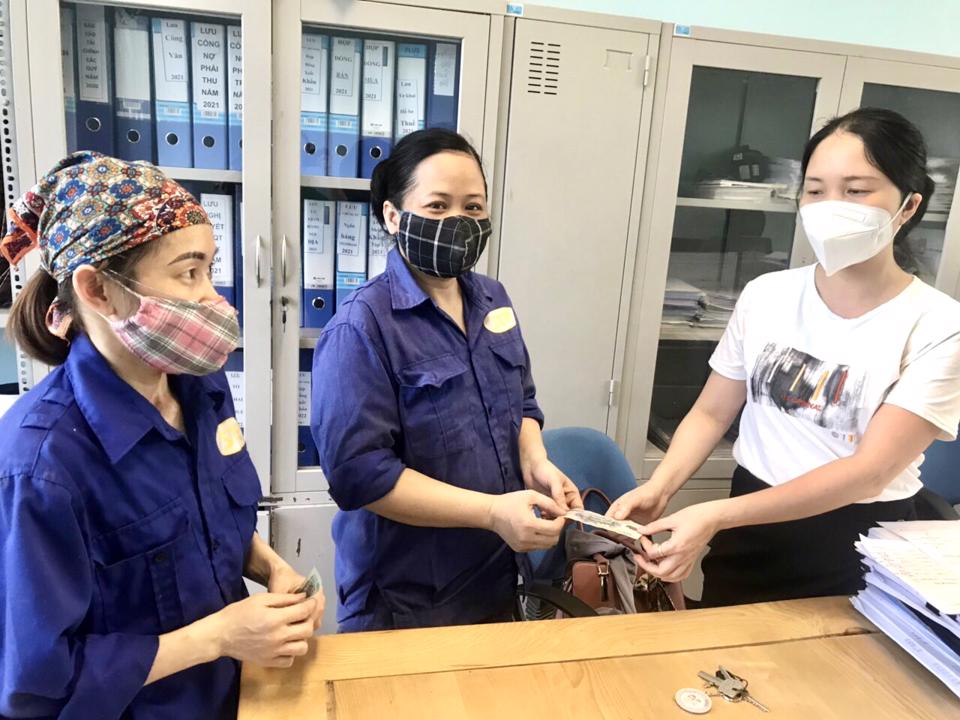 Người lao động đang làm việc tại Công ty CP Công nghiệp thương mại Sông Đà vui mừng khi được nhận kinh phí hỗ trợ tiền thuê nhà tháng 4/2022. Ảnh: KTĐT