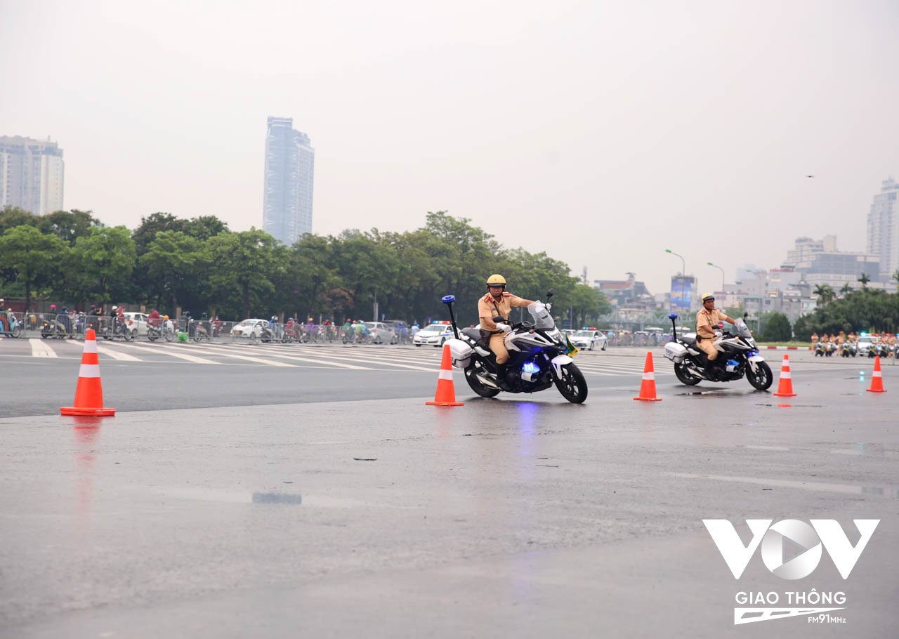 Sau tiết mục diễn hành, các chiến sĩ biểu diễn kỹ thuật lái xe mô tô theo đội hình, lái mô tô theo hình ziczac và lái mô tô với tốc độ cao…