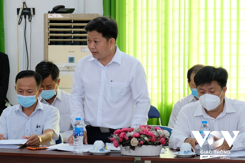 Giám đốc Trung tâm Y tế quận 8, Hoàng Văn Cường cho biết “Quận đã phối hợp với 16 phường để đồng loạt ra quân hỗ trợ người dân diệt lăng quăng. Sắp tới sẽ tính toán giải pháp cho người dân ký cam kết không có lăng quăng trong gia đình”