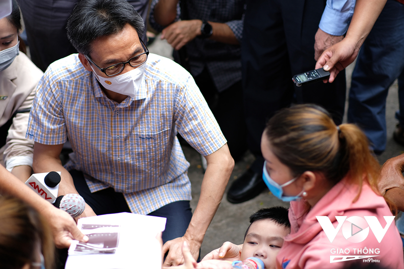 Ngoài làm việc với UBND Phường 5 Quận 8, Phó thủ tướng cùng đoàn công tác cũng đến gặp gỡ bệnh nhân đang điều trị bệnh sốt xuất huyết tại bệnh việt Nhiệt Đới TpHCM.