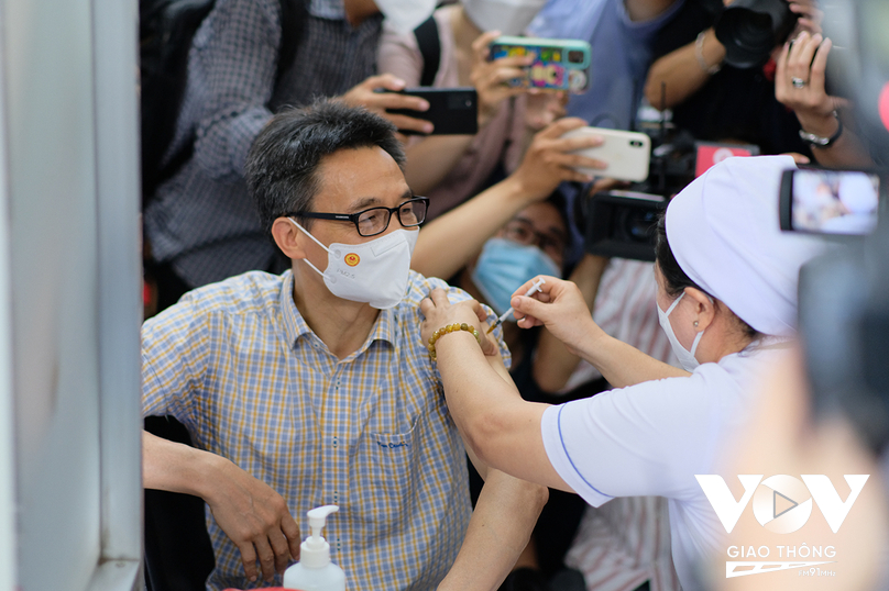 Bên cạnh chuyến công tác làm việc tại bệnh viện Nhiệt Đới, Phó thủ tướng Vũ Đức Đam cùng Thứ trưởng Bộ y tế Đỗ Xuân Tuyên đã tiến hành đo huyết áp, kiểm tra sàng lọc sức khỏe và tiêm vaccine COVID-19 mũi thứ 4 tại phòng 25, thuộc khu Khám bệnh của bệnh viện.