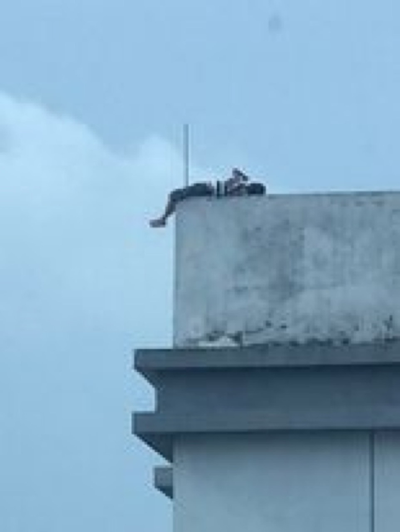 Người đàn ông có ý định tự tử tại tầng mái của toà nhà chung cư.