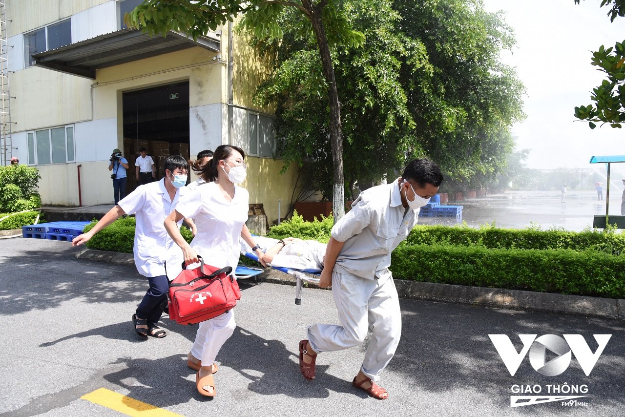 Lực lượng y tế sơ cứu cho người bị nạn trong đám cháy giả định