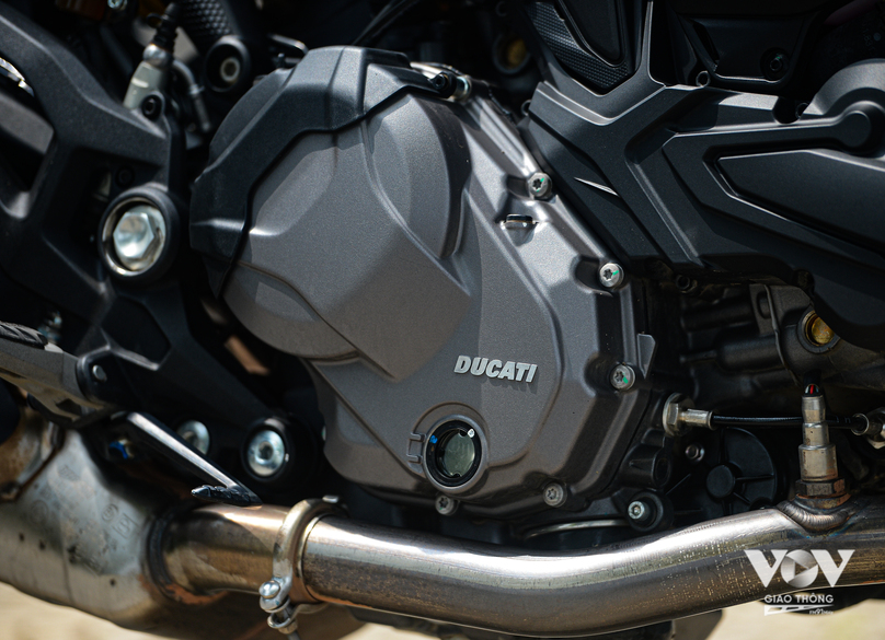 Ducati Monster 937 trang bị động cơ Testastretta 11 độ V-twin công suất 111 mã lực tại 9.250 vòng/phút, mô-men xoắn cực đại 93 Nm tại 6.500 vòng/phút. Ở bản 821 cũ, công suất tương ứng 109 mã lực và 86 Nm giá trị mô-men xoắn. Monster 937 sử dụng hộp số 6 cấp với bộ ly hợp chống trượt và trang bị tiêu chuẩn với hệ thống hỗ trợ sang số Quick Shift Up/Down.
