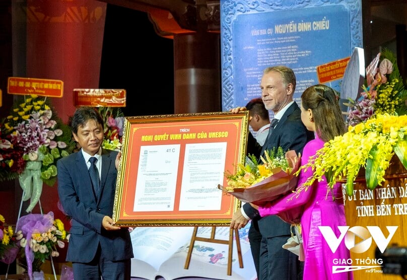 Ngài Christian Manhart - Trưởng đại diện Văn phòng UNESCO tại VN trao Nghị quyết vinh danh Nguyễn Đình Chiểu là Danh nhân văn hóa Thế Giới