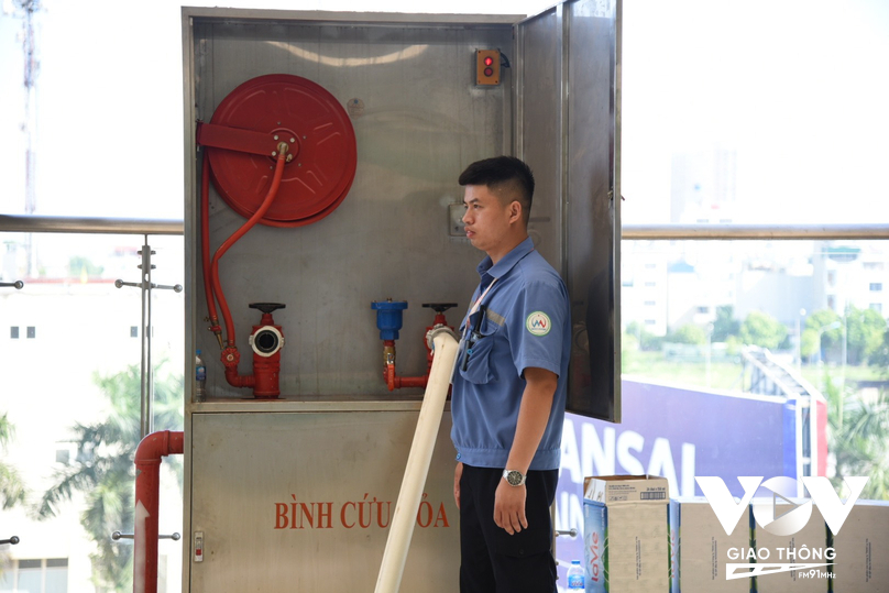 Lực lượng chức năng tiến hành triển khai tiếp nước cho xe chữa cháy