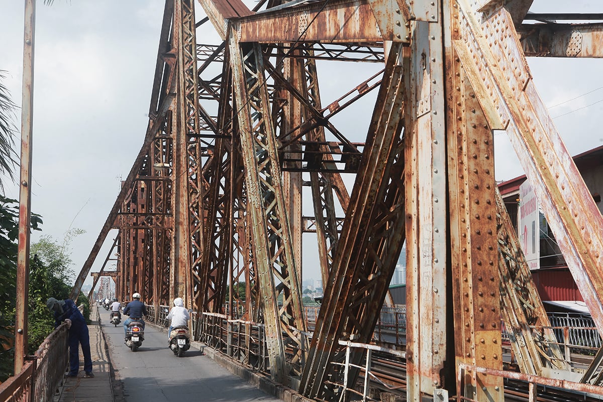 Cầu Long Biên từng là một trong những cây cầu lớn nhất trên thế giới và là cây cầu thép lớn nhất châu Á vào thời điểm mới được xây dựng. Ảnh: Hồng Phú/Dân Việt