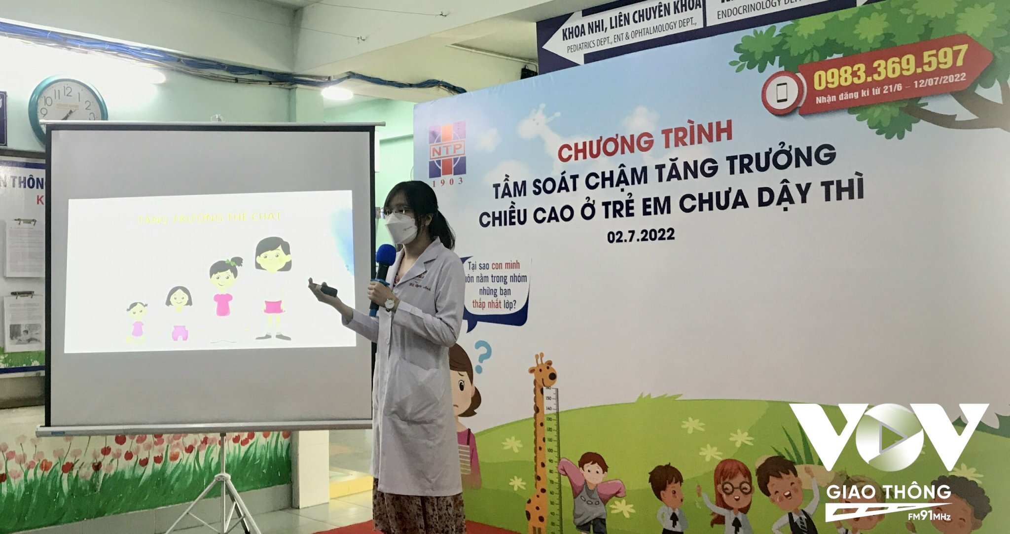 Bác sĩ Trần Thị Ngọc Anh giải thích các giai đoạn cần can thiệp với trẻ thiếu hooc môn tăng trưởng (GH) cho phụ huynh.