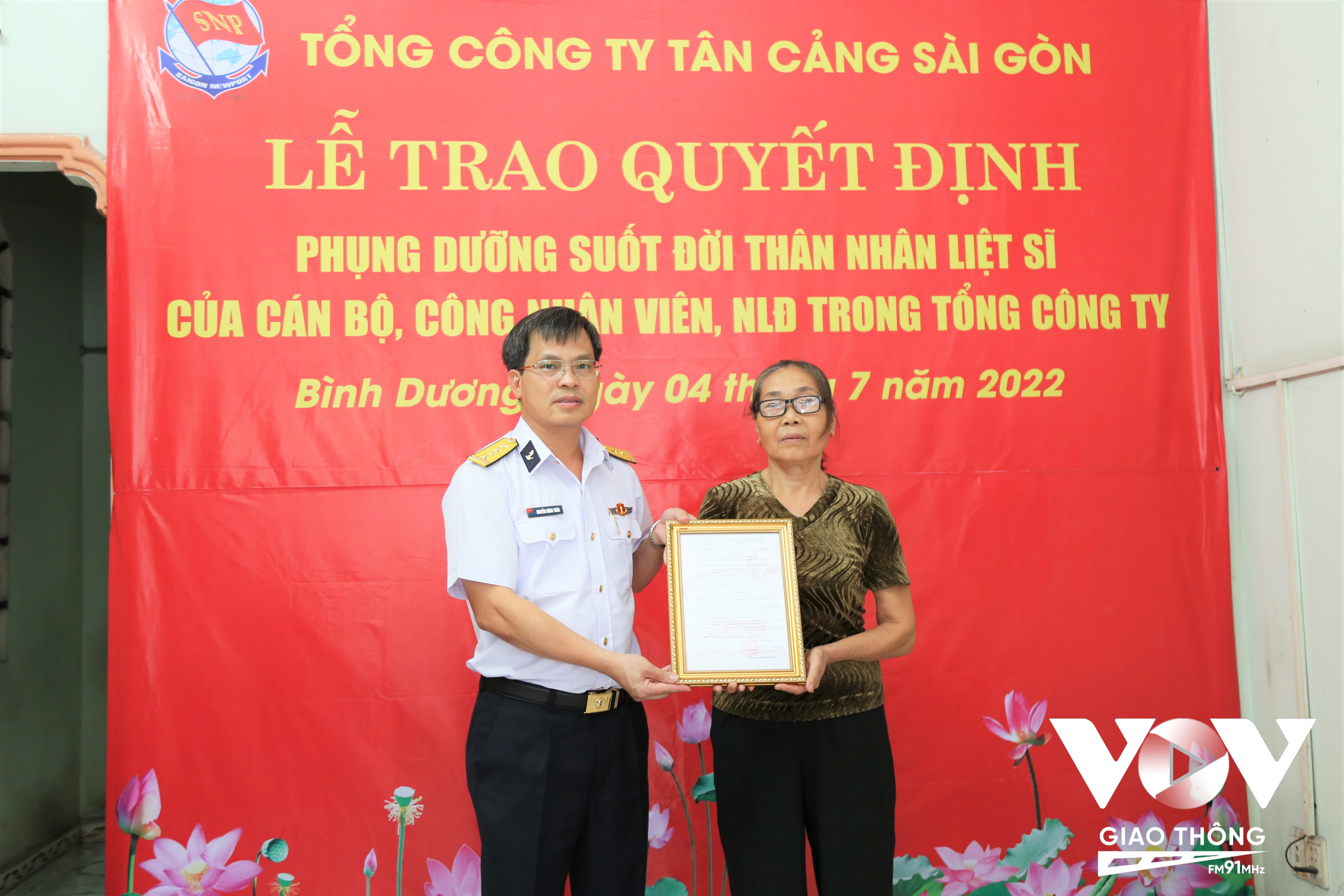 Đại tá Nguyễn Năng Toàn, Bí thư Đảng ủy, Chủ tịch Tổng công ty Tân Cảng Sài Gòn trao Quyết định phụng dưỡng vợ liệt sỹ Nguyễn Tiến Vượng.
