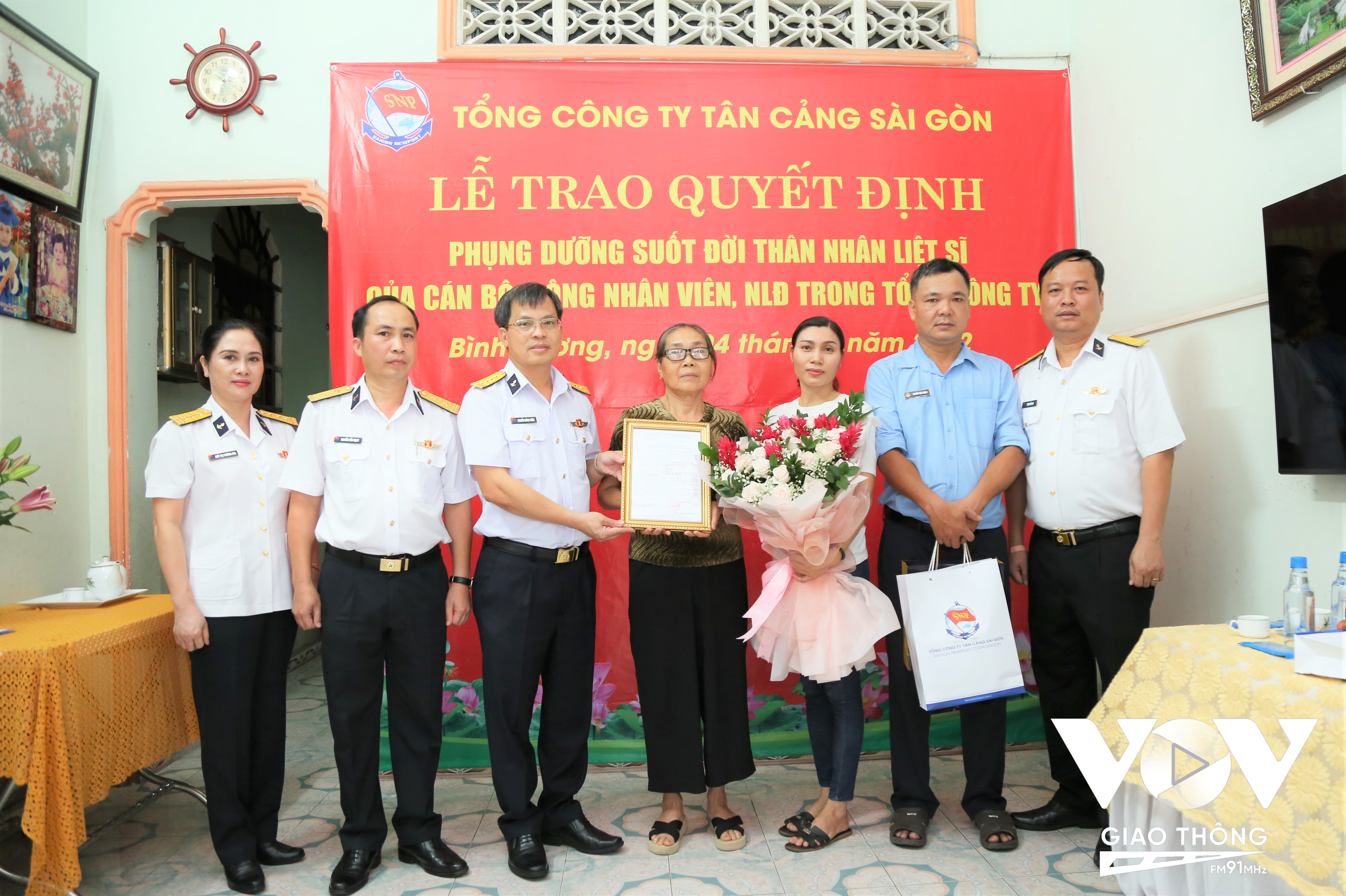 Đoàn công tác chụp ảnh lưu niệm với gia đình liệt sỹ Nguyễn Tiến Vượng