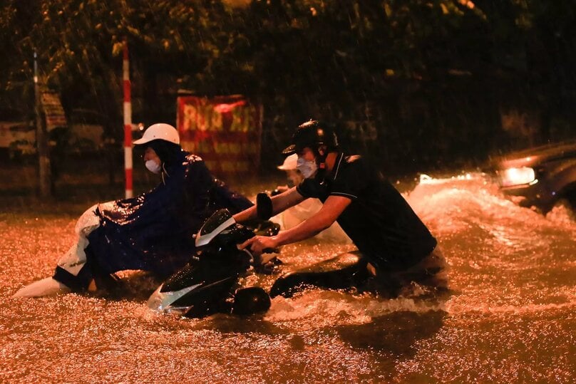 Cơn mưa chiều 05/7 khiến nhiều tuyến đường ở Hà Nội lại rơi vào cảnh úng ngập