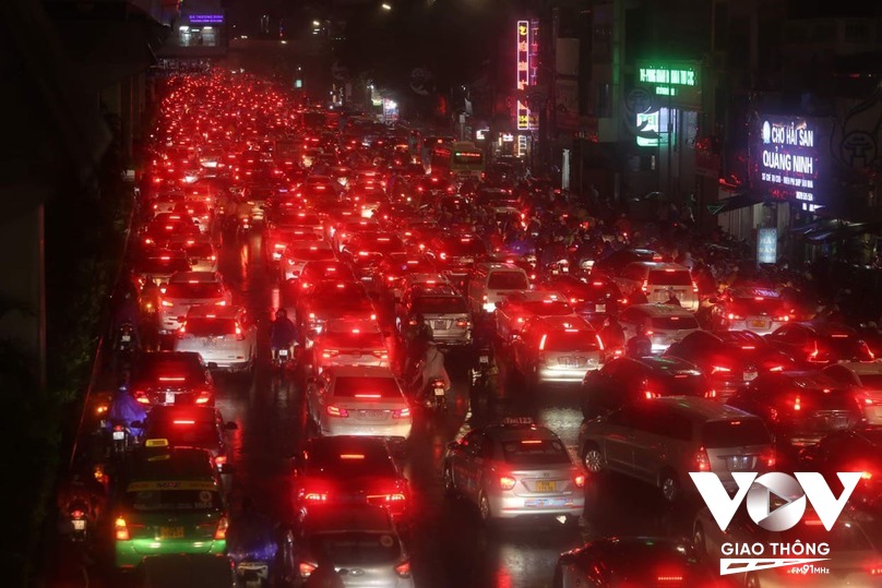 Tại đường Nguyễn Trãi, khoảng gần 19H đã xảy ra ùn tắc kéo dài, các phương tiện chen chúc nhau lưu thông
